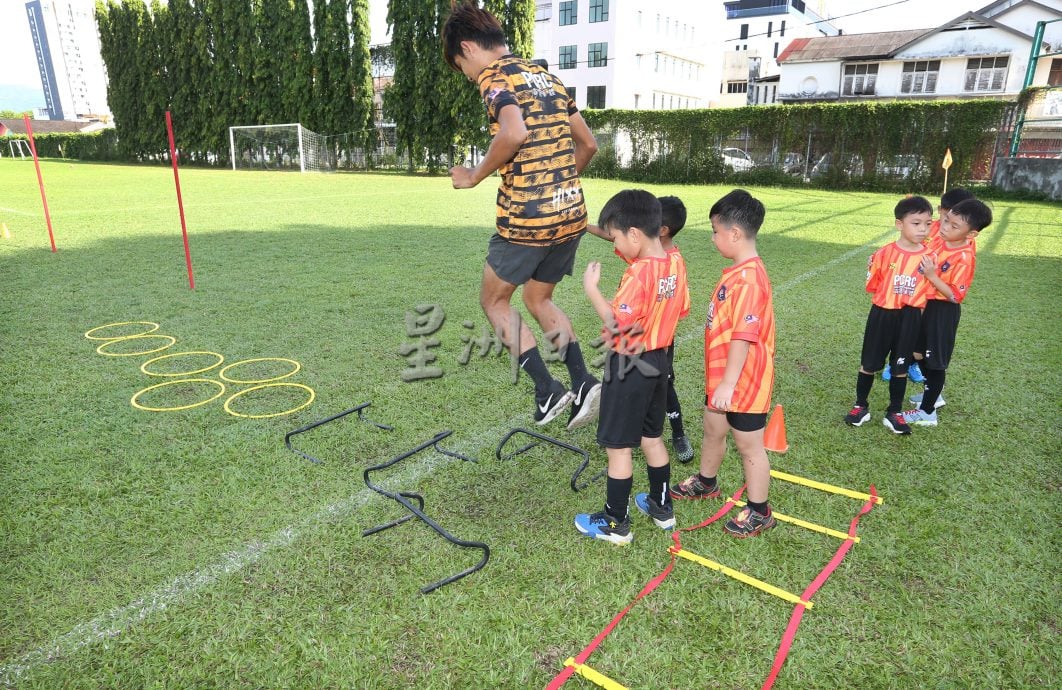  霹：27日见报／封底主文／乐活频道 | 小小足球员  热情奔跑帅气踢足球