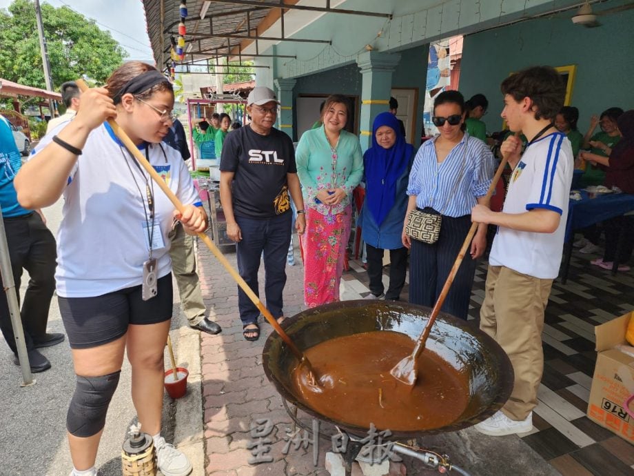 （古城第六版主文）18卢森堡交换生与培风生到甘榜摩登学做马来食物，卢森堡、中华及马来文化交汇