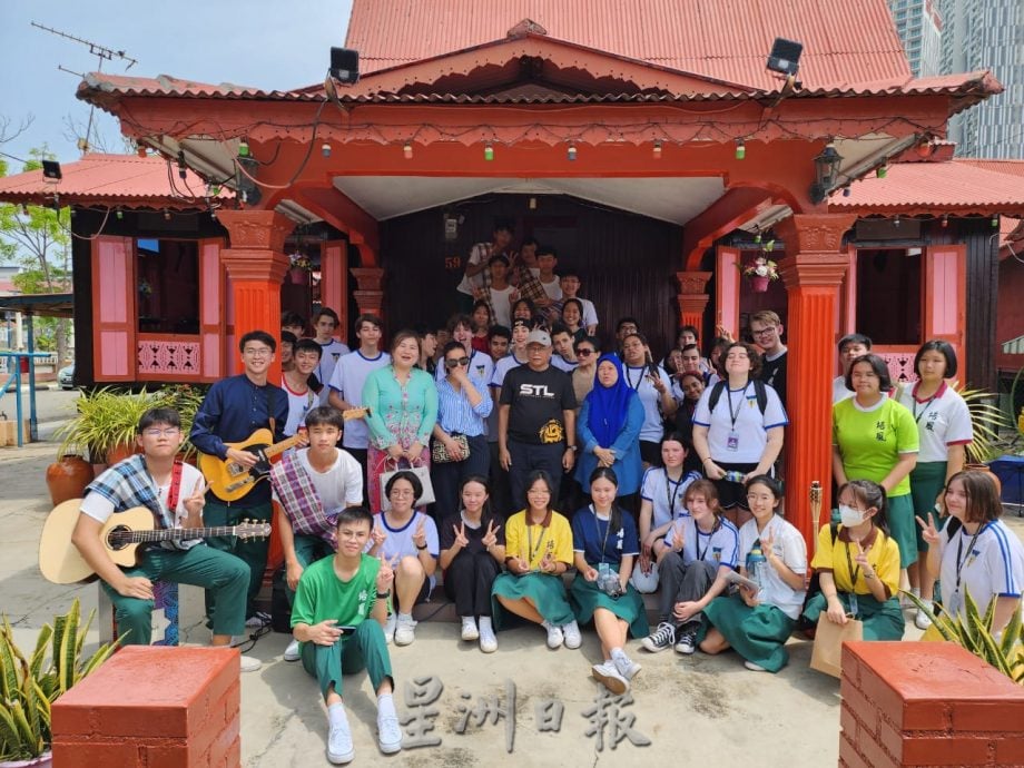 （古城第六版主文）18卢森堡交换生与培风生到甘榜摩登学做马来食物，卢森堡、中华及马来文化交汇