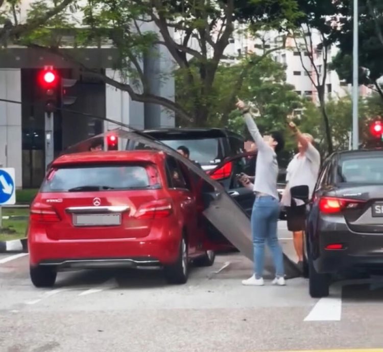 （已签发）柔：狮城二三事：遮雨盖飞落 3车被砸中