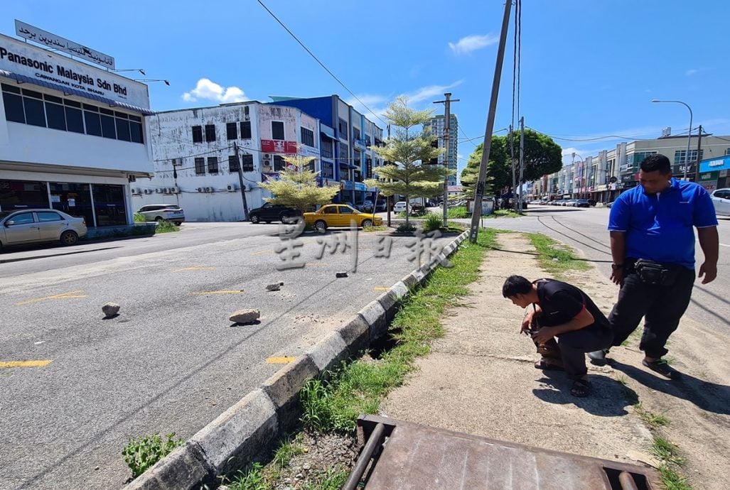 东:哥市格南岸花园主要道路旁一停车位土地流失，表面看似完好，但底下却出现一大窟窿！