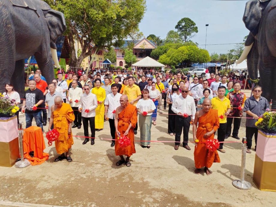 东：巴西马县乌塔马兰僧王佛寺（Wat Uttamaram）举办三大盛会，获得逾千人出席，场面热闹。