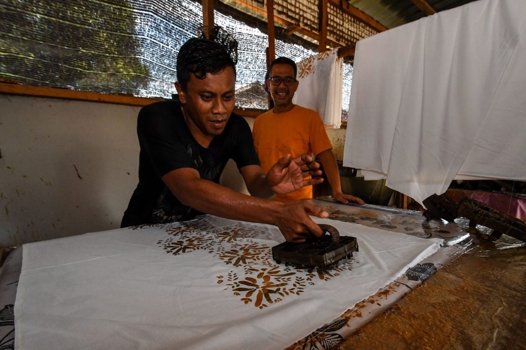 东：酷热天气让吉兰丹州峇迪（batik）业者顺利进行制作峇迪的所有步骤。