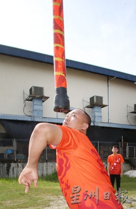 十八般武艺 | 掌握平衡点气势十足 舞大旗威震四方