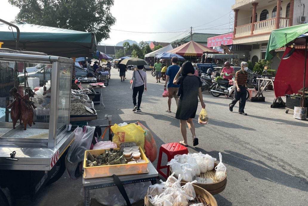 天气热辣辣市场淡静 早市流动小贩受冲击