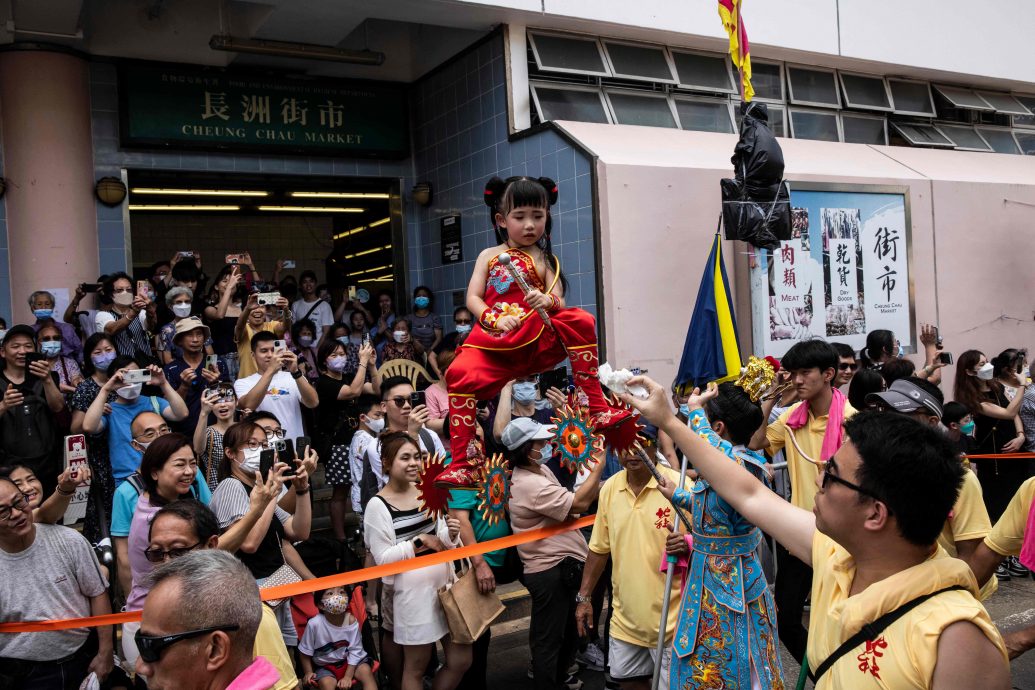 拚盘／太平清醮2023｜飘色巡游小朋友扮财爷派糖 向土耳其参与救灾消防员致敬