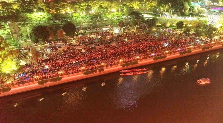 杨千嬅广州开唱现奇景　 场外2万人扎营划龙舟听免费歌