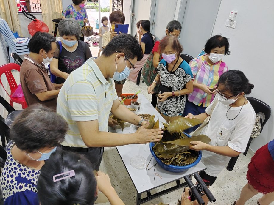 柔：文告：士都兰区州议员服务中心520办马来粽制作活动