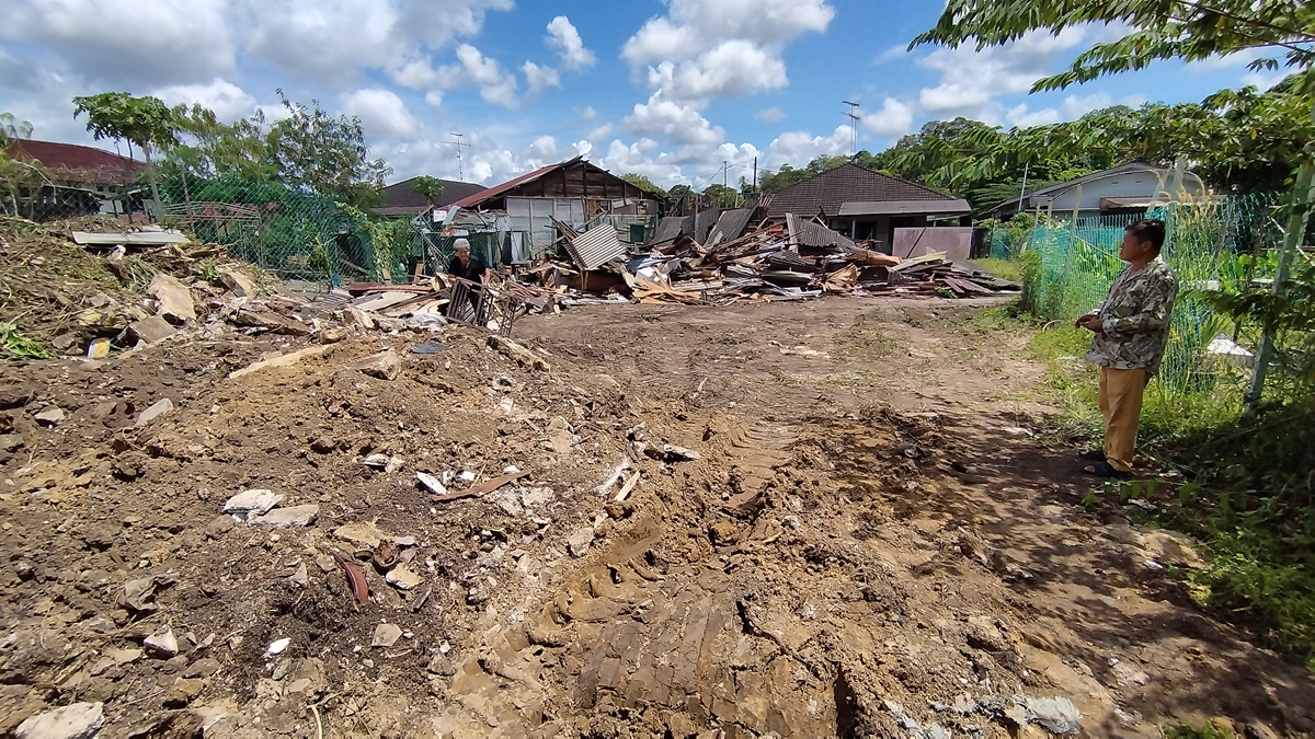 柔：新闻：屋主不满未通知下派人拆除房屋，地主：近10年来交涉谈不拢才强行拆屋