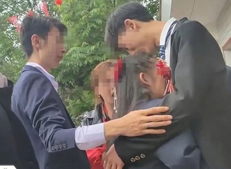 父母强打包送婆家！传14岁少女“被逼嫁人”痛哭　警冲上门揭真相 