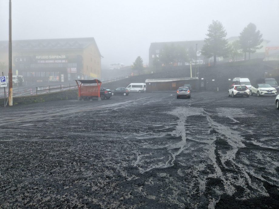 看世界／意大利埃特纳火山喷发！　机场紧急宣布：航班暂停