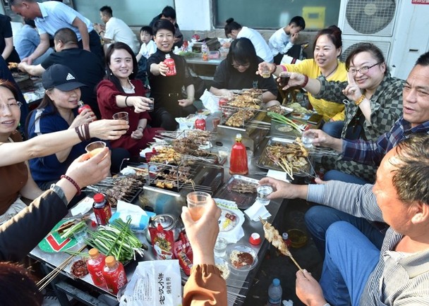 看世界／淄博烧烤带旺旅游　规划建新机场