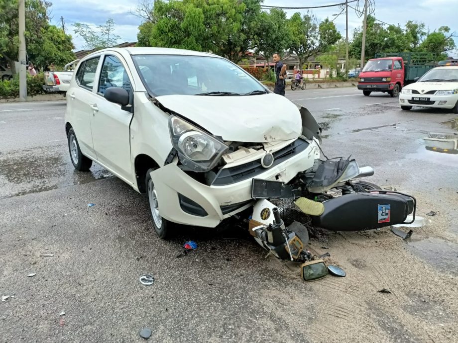 轎車與摩托相撞 年輕騎士受傷