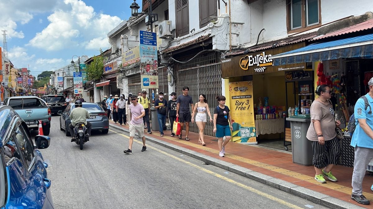 领袖商家：确保解决关键问题 鸡场街无车区需考虑周全