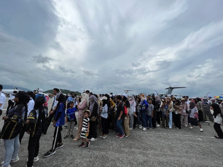 （全国版）交怡海空展今早开放 民众涌入停机坪抢先看战机