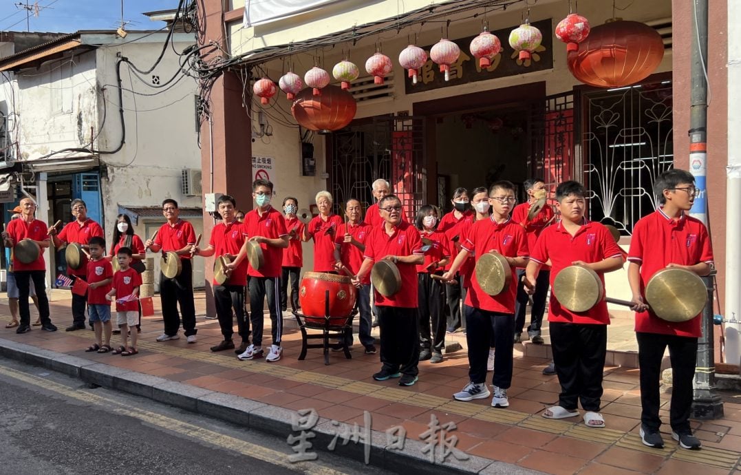 （古城封面主文）中马旗帜飘扬·民众热情欢迎赵乐际莅临