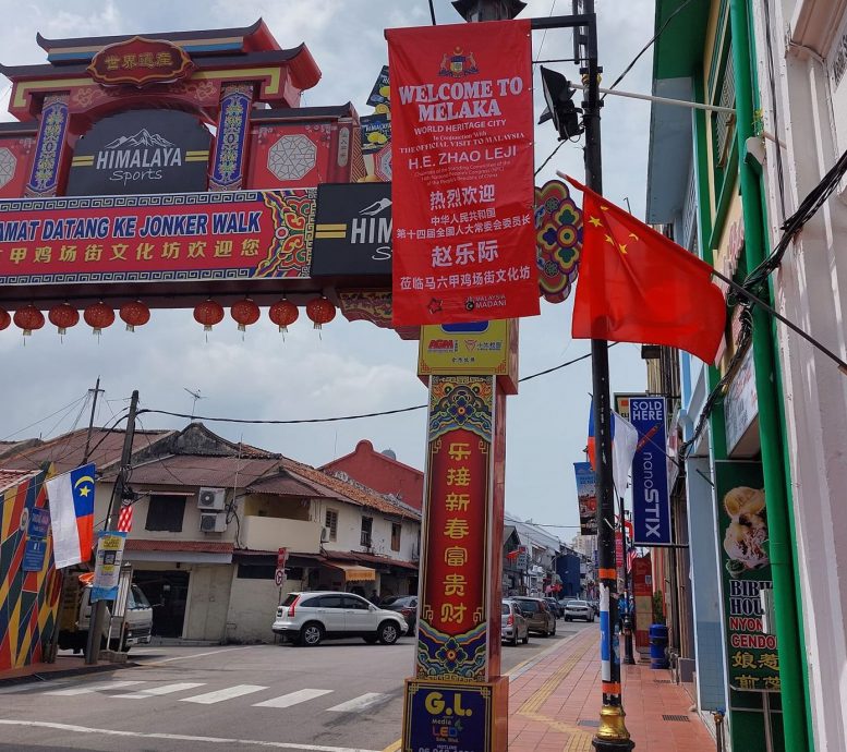 （古城第三版主文）鸡场街马中国旗飘飘热烈欢迎赵乐际 明早8时起封街