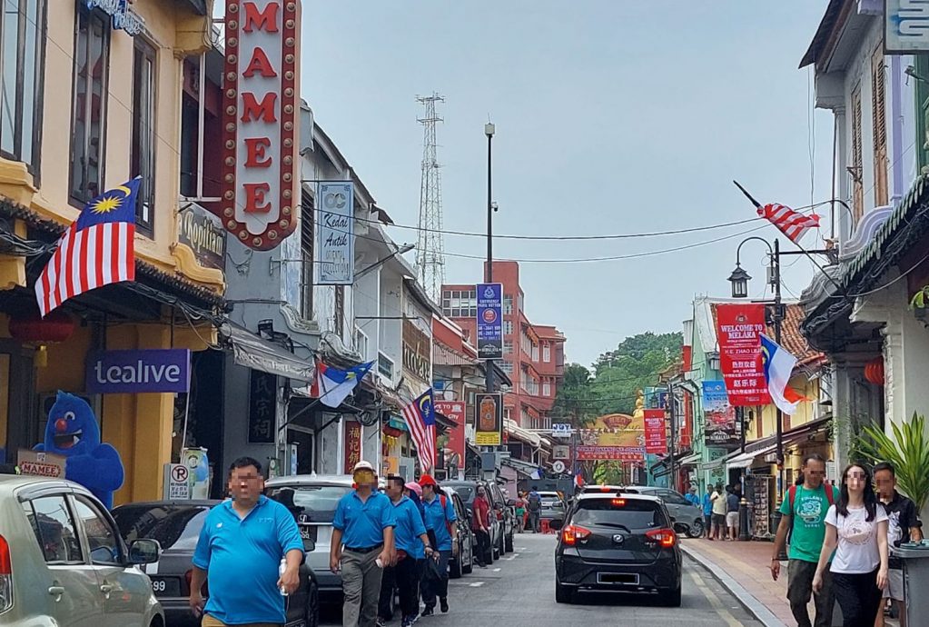 （古城第三版主文）鸡场街马中国旗飘飘热烈欢迎赵乐际 明早8时起封街