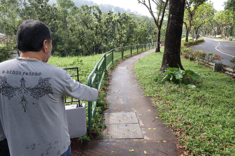 （已签发）柔：狮城二三事：内裤男疑住排水沟　惊动大批警察到场