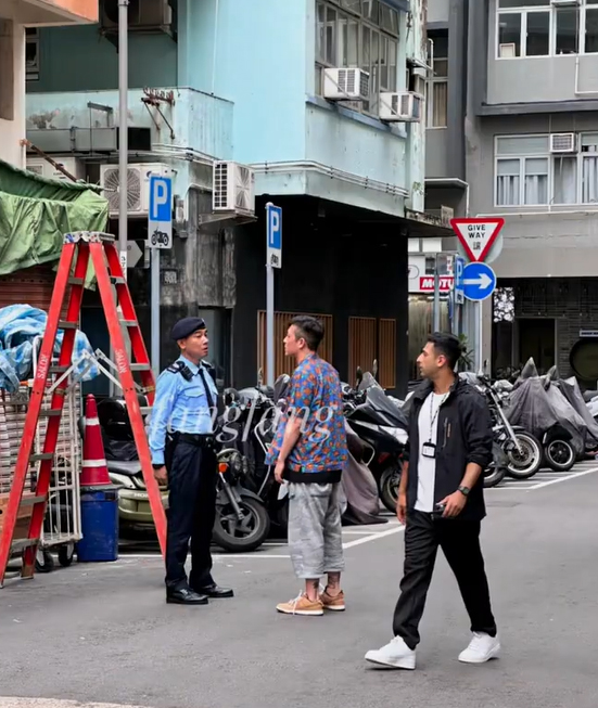 ​陈冠希街头偶遇陈小春拍戏　冰释前嫌友好打招呼 