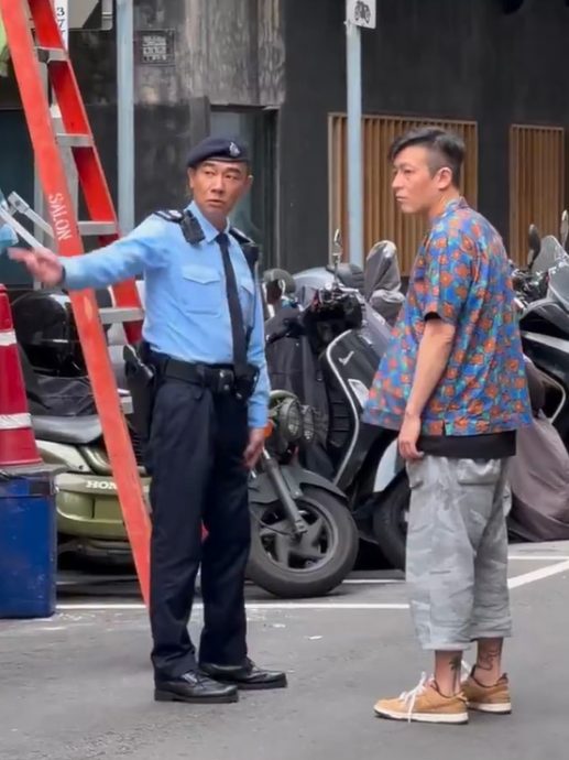 ​陈冠希街头偶遇陈小春拍戏　冰释前嫌友好打招呼 