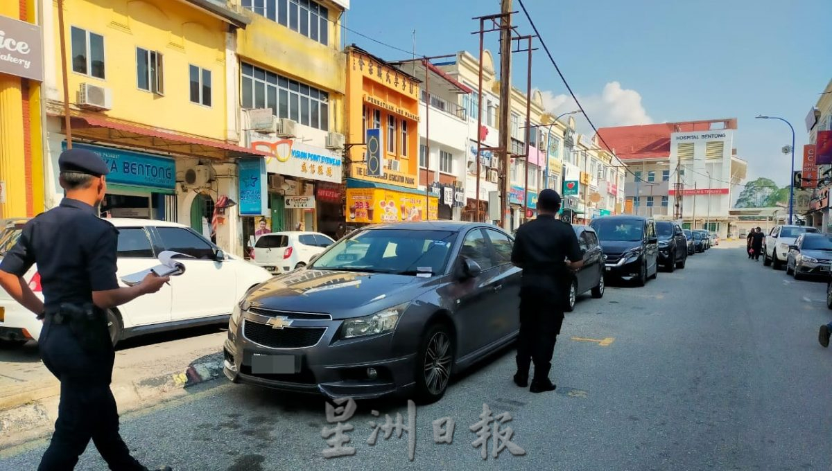 东01副文 ：崔贤街分界堤两旁不再免费停车