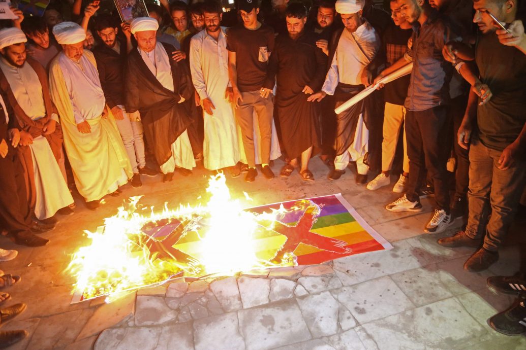 伊拉克示威者短暂闯入瑞典大使馆 抗议可兰经遭焚