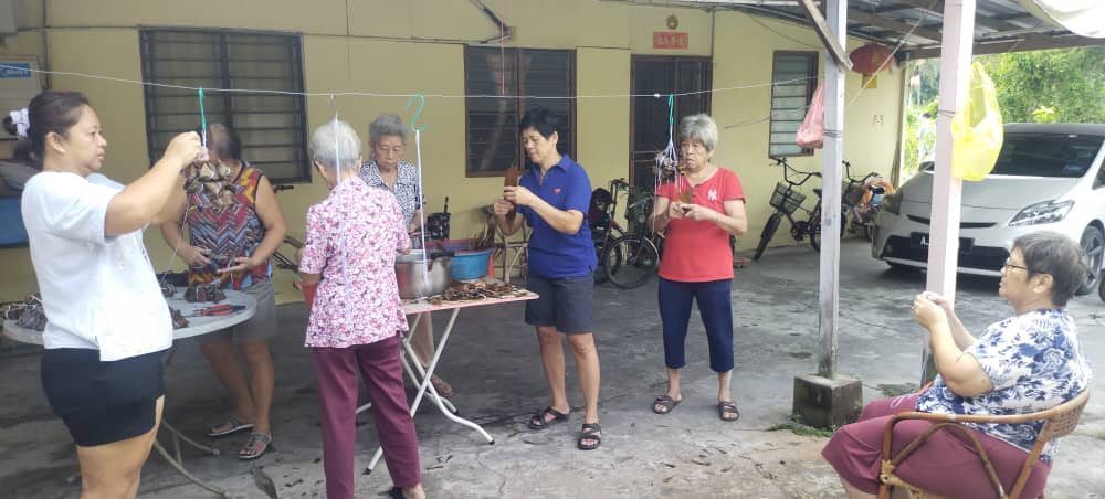 暖势力|粽香情浓 甲板妇女齐心裹粽义卖  筹甲板社区建设基金