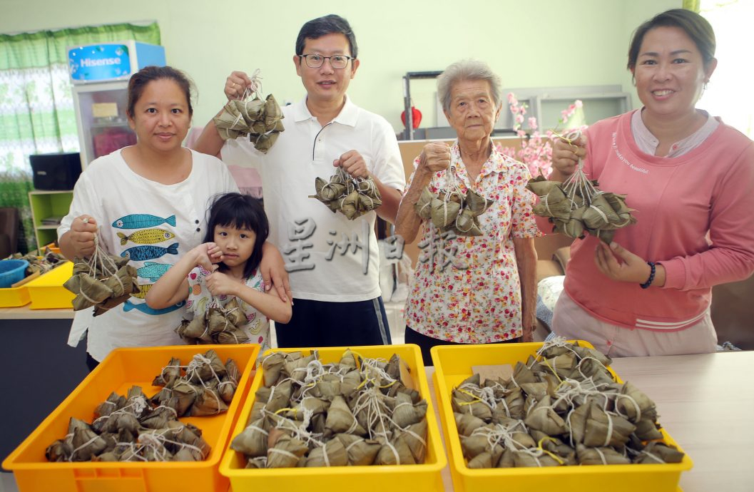 暖势力|粽香情浓 甲板妇女齐心裹粽义卖  筹甲板社区建设基金