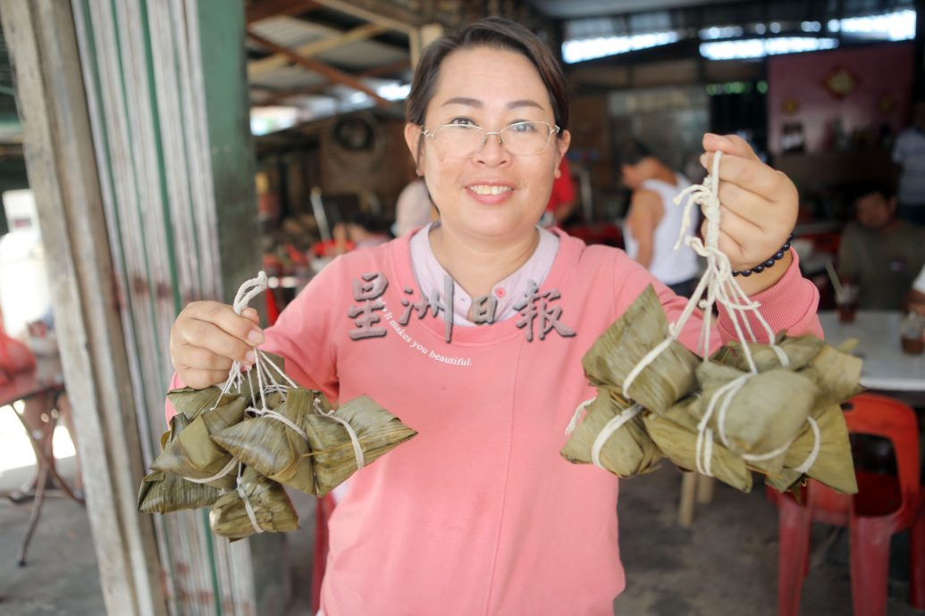 粽香情浓 甲板妇女齐心裹粽义卖  筹甲板社区建设基金