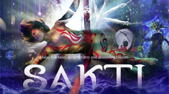 感受魔幻非凡的魅力 完美融合鼓击与空中舞绸—— 空中歌舞剧《SAKTI》