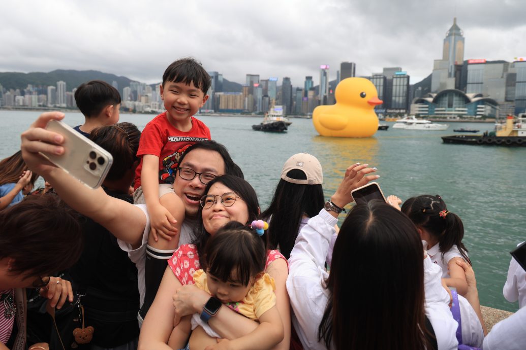 拼盘／巨型橡皮鸭香港维港告别巡游引大批游人打卡