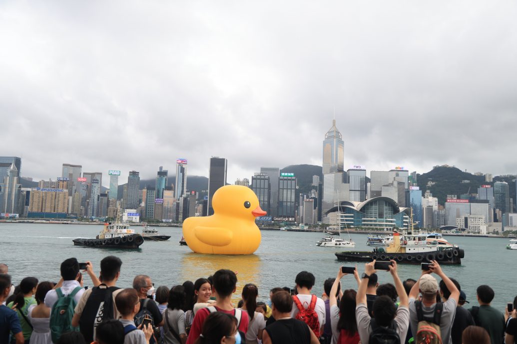 拼盘／巨型橡皮鸭香港维港告别巡游引大批游人打卡