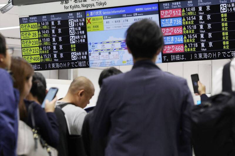 日本破紀錄暴雨！交通大規模中斷、旅客睡機場 多人死傷