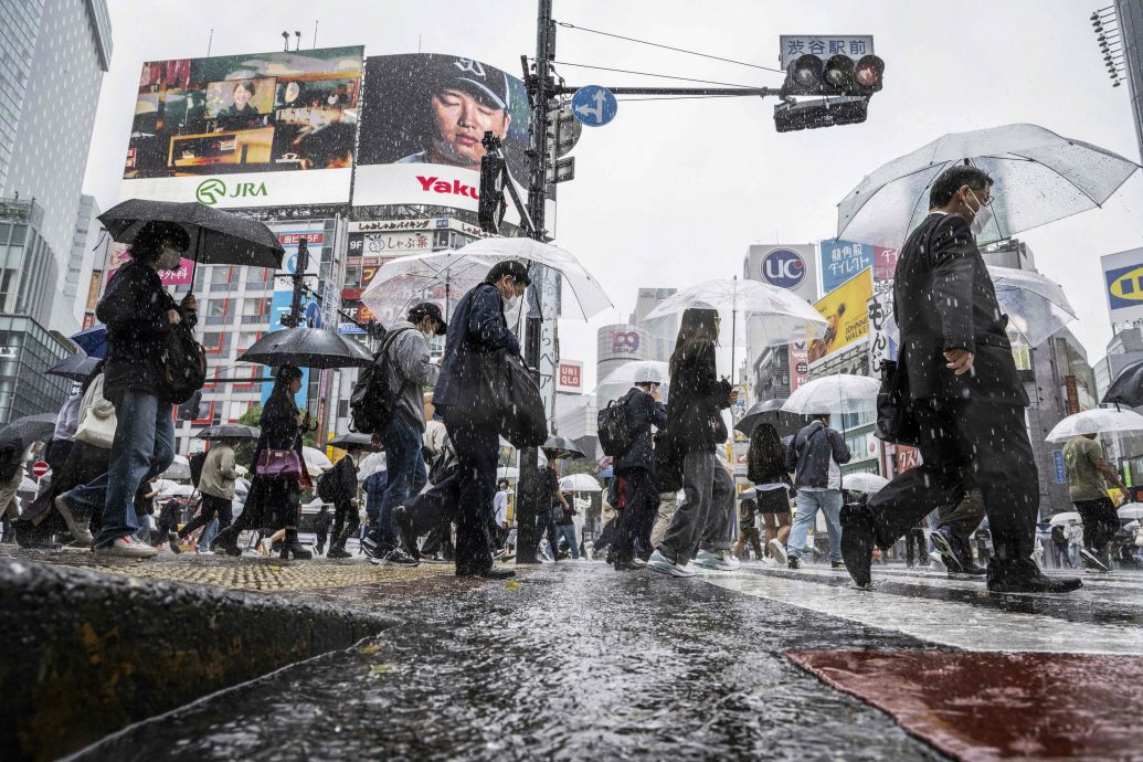 日本破紀錄暴雨！交通大規模中斷、旅客睡機場 多人死傷