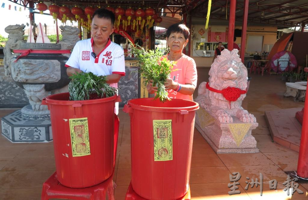 柔：新闻： 数十年延续端午习俗  边佳兰凤山宫派午时水