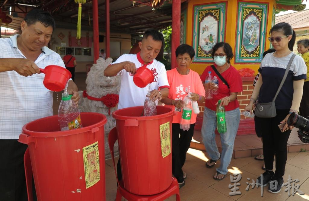 柔：新闻： 数十年延续端午习俗  边佳兰凤山宫派午时水