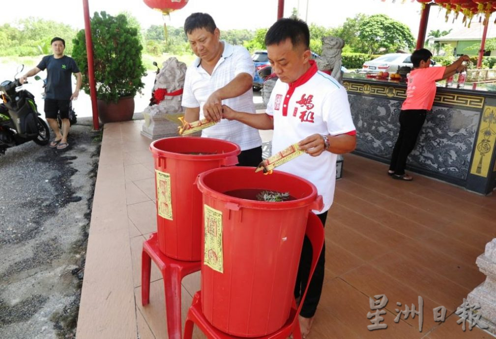 柔：新聞： 數十年延續端午習俗  邊佳蘭鳳山宮派午時水