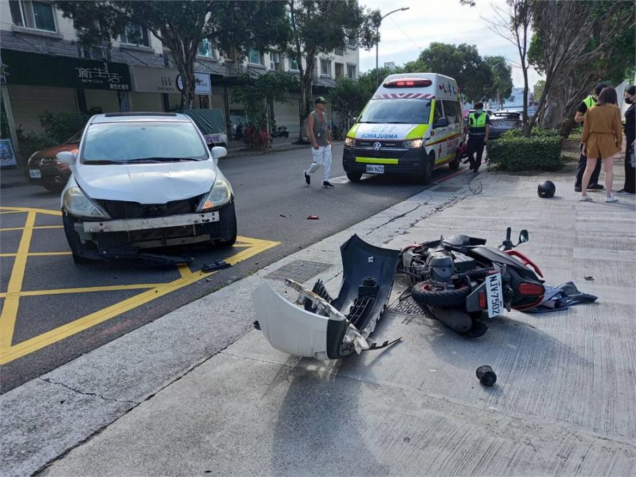 王瞳驚傳車禍車頭毀損 女騎士摩托外殼四散