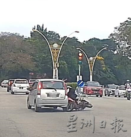 疑闖紅燈與摩托碰撞 轎車女司機：當時是黃燈 