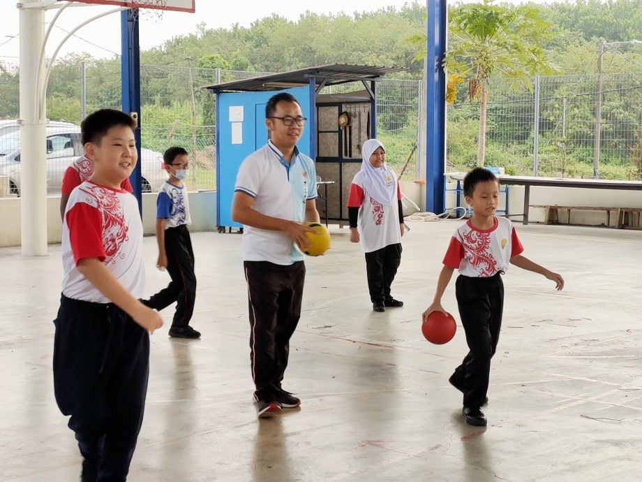 船头育华小学庆教师节 师生玩游戏温馨