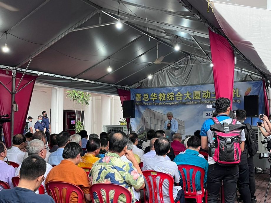 董总华教综合大厦在风雨中如期进行动土仪式