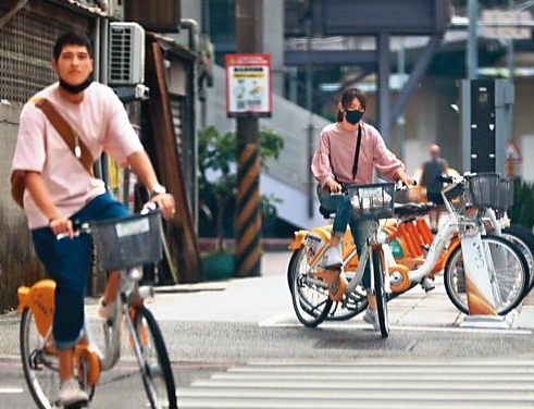 蓝正龙周幼婷结束9年婚姻 骑Ubike办离婚手续