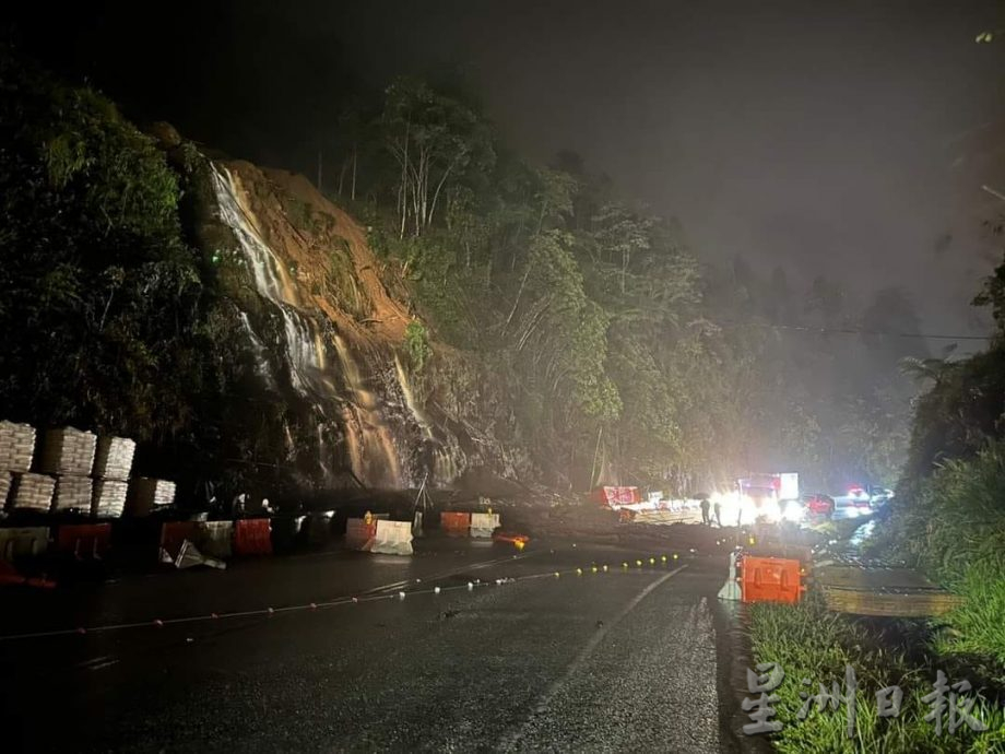 金马仑路斜坡修复处昨晚土崩  凌晨清理今已通车