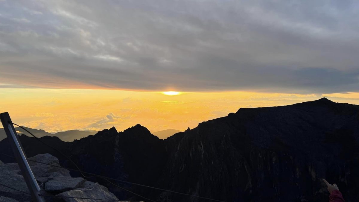 东：关丹夫妇爬神山意外拍到神山“金环光环”和“披金箔”天然景象。