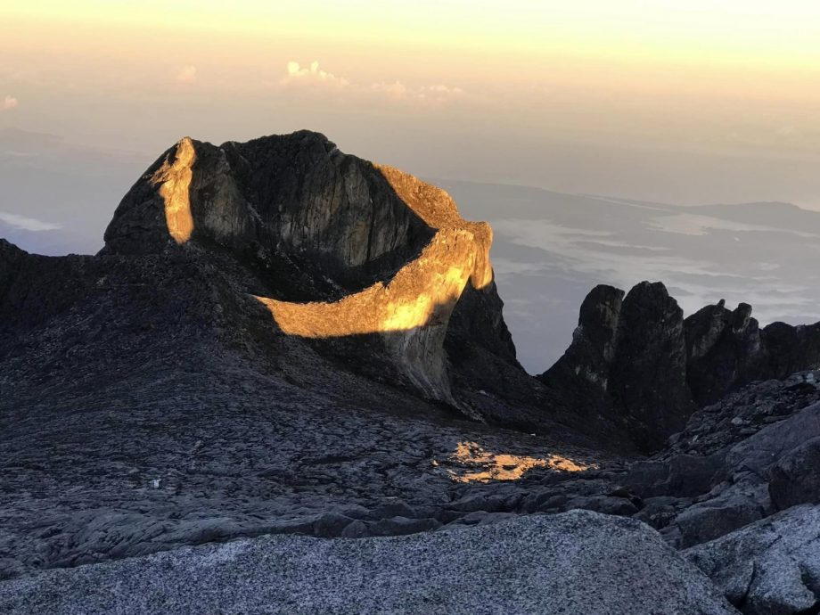 东：关丹夫妇爬神山意外拍到神山“金环光环”和“披金箔”天然景象。