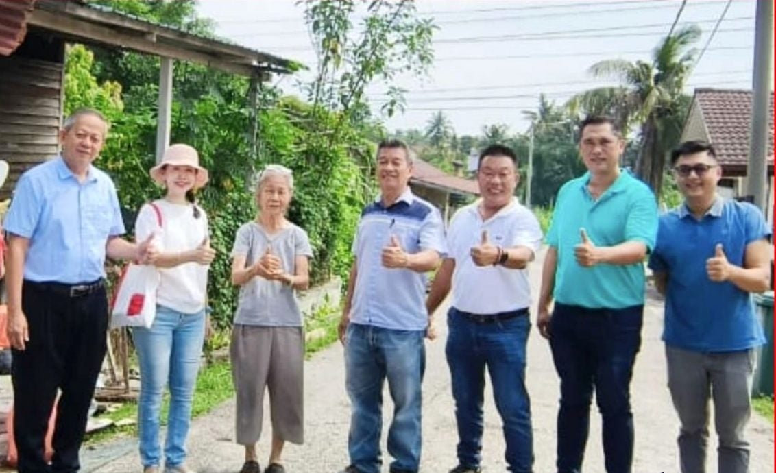 东：文德甲新村一贫困老人村民获地方政府部拨款重建屋子，解决独居破烂屋子的困境。