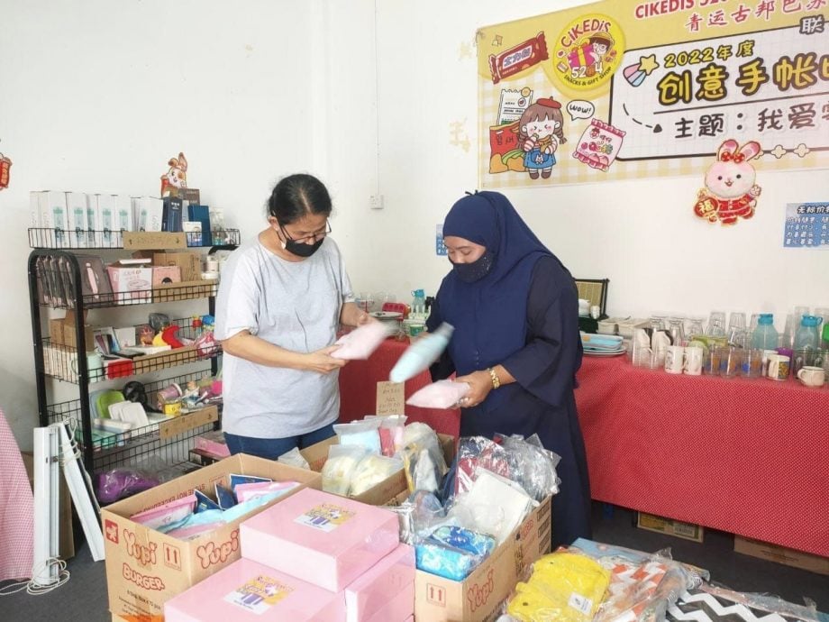 东：配合慈济援助土耳其与叙利亚的大地震受灾灾黎，吉兰丹“以爱童行”发起人温筱慧发动二手货品义卖，呼吁大家把家里用不着的物品拿出来义卖赈灾。