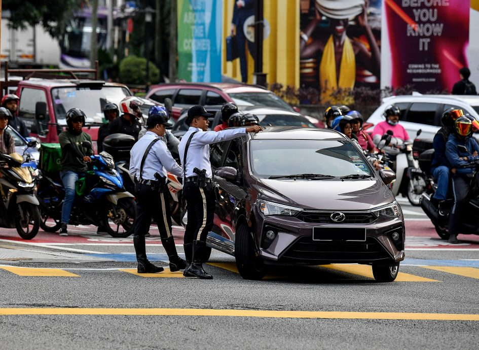 灌输道路安全意识 加强执法·全国交警持续展开道路取缔与教育行动