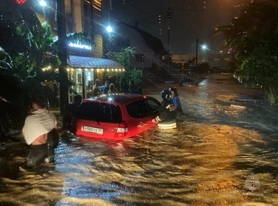 俄罗斯黑海沿岸暴雨 洪水肆虐紧急疏散